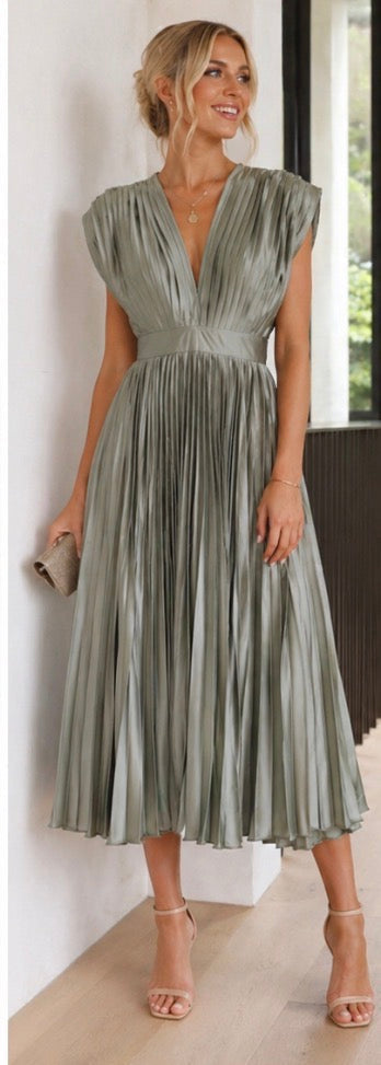Evelyn | Timeless Pleated Midi Dress